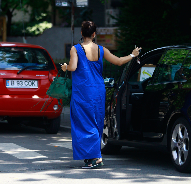 Văduva regizorului s-a pregătit cum se cuvine pentru vizita la o rudă bolnavă