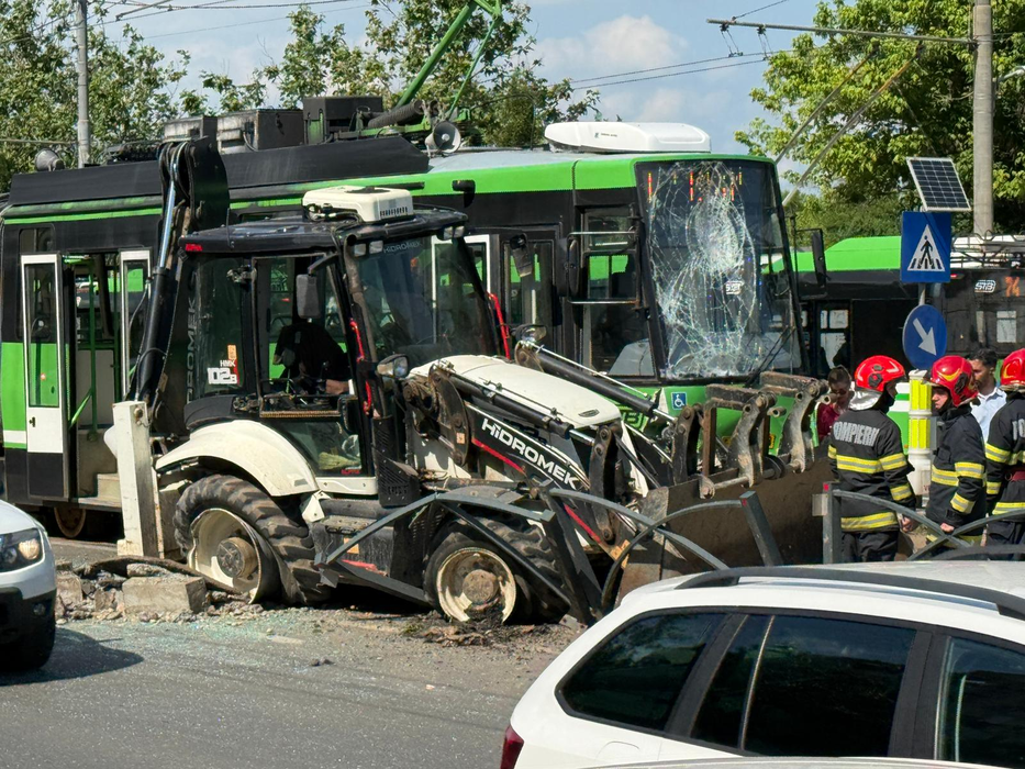 Accident pe Calea Văcărești între un buldoexcavator și un tramvai. Linia 10 a fost blocată!