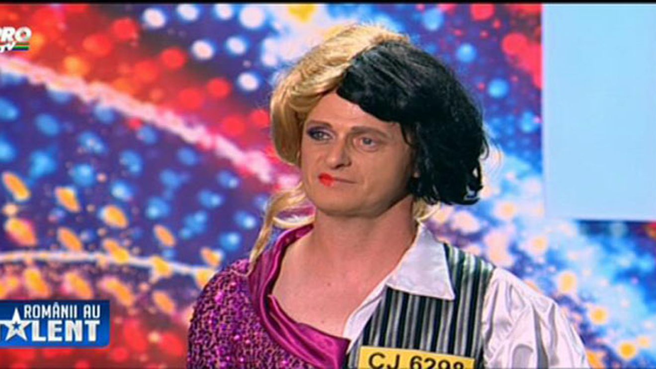 Moment halucinant pe scena "Romanii au Talent"! Un concurent jumatate femeie, jumatate barbat a cam incurcat juriul!