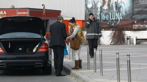 Oana Niculescu Mizil duce cadouri la mall. Plimbata cu limuzina de la magazinul de mobila la mall!