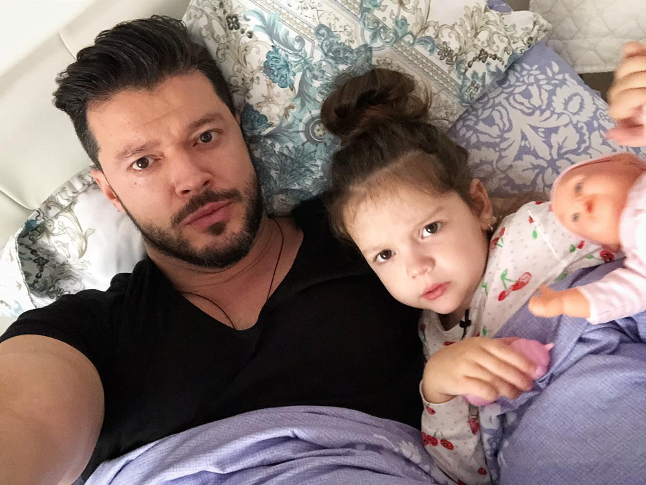 Victor Slav, dezvăluiri despre iubita pe care o ține ascunsă: “Suntem într-o relație de un an și patru luni”. Cum se înțelege Ela cu fiica fostului prezentator, Sofia
