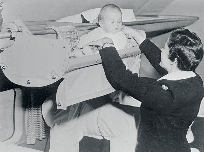 Aceste imagini rare din 1950 ne arată ce făceau părinţii cu bebeluşii pe care îi luau cu ei atunci când călătoreau cu avionul