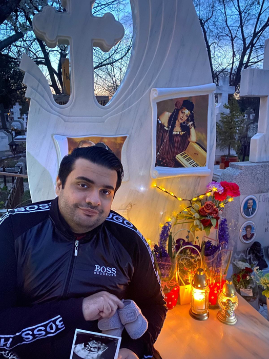 Alex Pădureanu, la mormântul mamei sale/ Sursa foto: Facebook