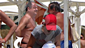 BLAGA e mai popular după eşecul de la locale! A făcut ”baie de mulţime” pe plaja milionarilor de la Mamaia!
