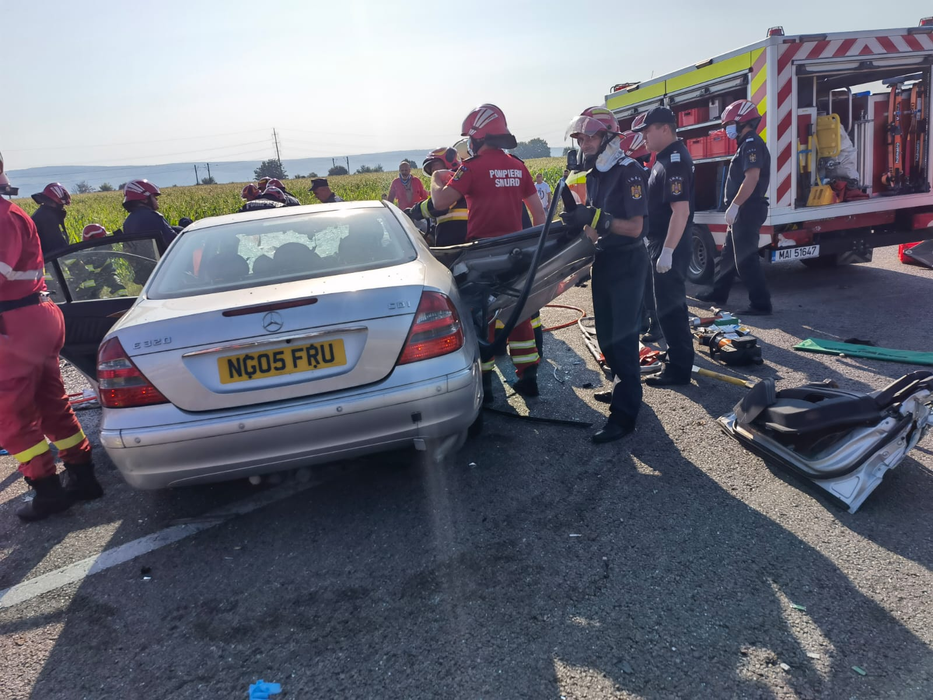 Șapte persoane, inclusiv doi copii, au decedat duminică, în urma unui accident care a avut loc pe DN2, la ieşirea din localitatea băcăuană Răcăciuni (sursa foto ISU)