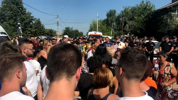A fost chemată ambulanța în fața casei lui Gheorghe Dincă. Mama și bunicul Luizei au leșinat