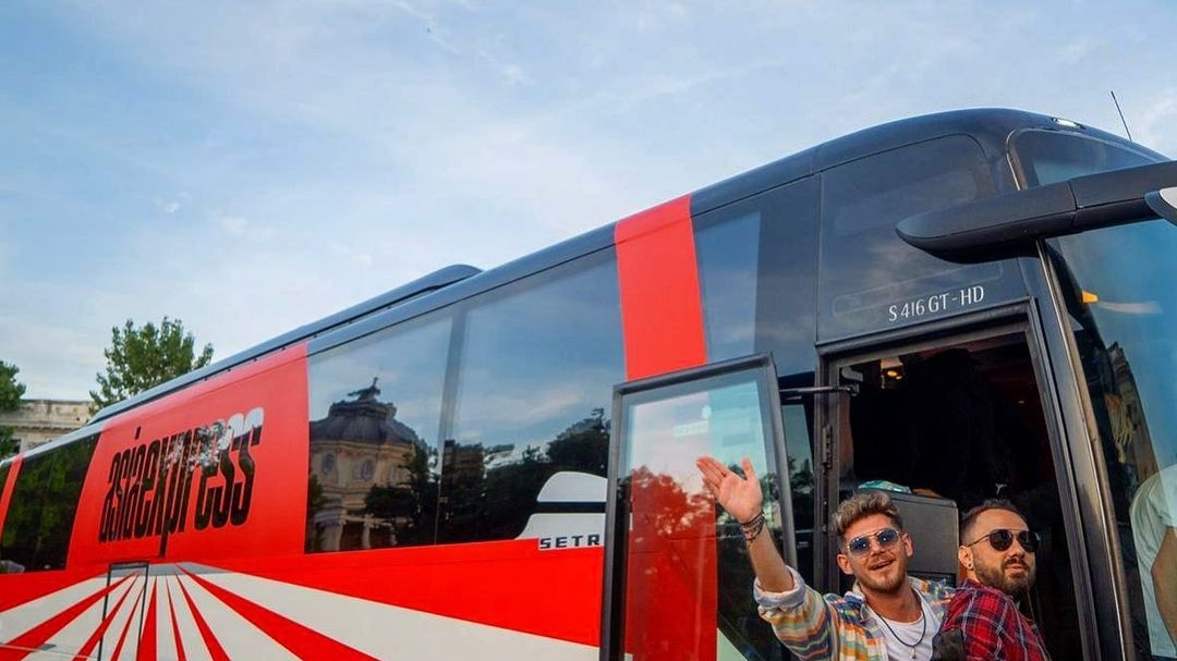 Cuza de la Noaptea Târziu şi-a găsit dragostea la Asia Express? Artistul a cerut în căsătorie o domnişoară