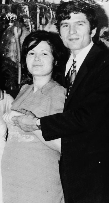 Mama cântăreţului, alături de tatăl acestuia, în perioada când era însărcinată chiar cu Laurenţiu Duţă