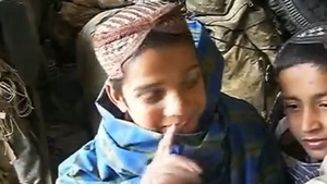 GENIAL! Cum reactioneaza doi copii din Afganistan cand vad pentru prima oara o femeie dezbracata VIDEO