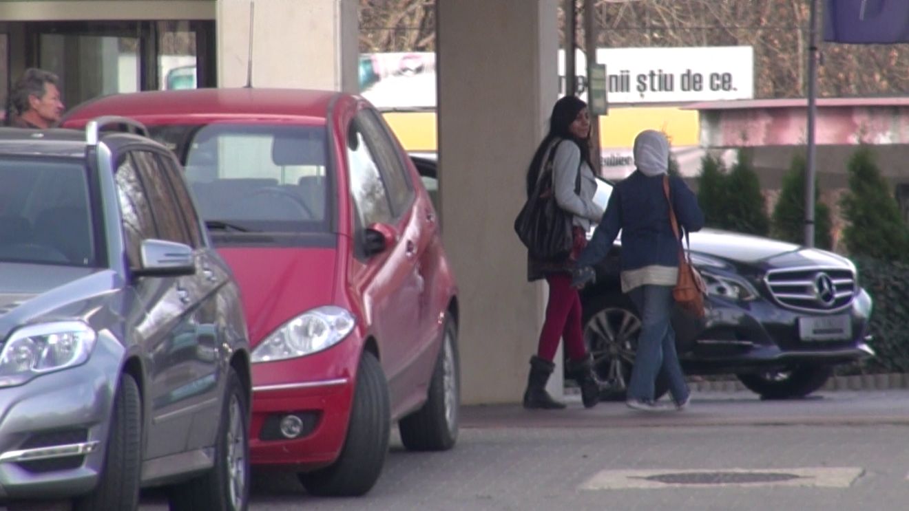 Unul hais, altul cea! Iulia Vantur sta ascunsa in hotel, iar Salman Khan isi petrece timpul cu 70 de oi!