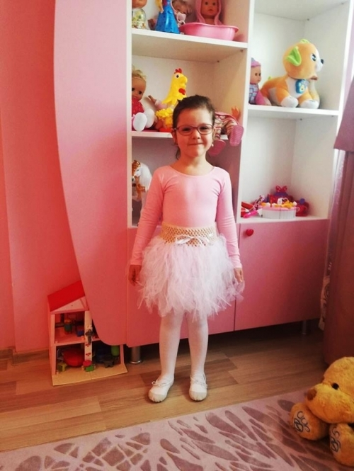 Povestea ei a emoţionat o ţară întreagă în urmă cu trei ani! Cum arată acum fetiţa care a fost hrănită doar cu ceai şi pufuleţi, iar apoi a fost abandonată la spital