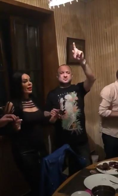 Leo de la Strehaia și soția lui s-au împăcat! Cum s-a îmbrăcat Dana Criminala la o petrecere, unde s-au dat dedicații pe bani