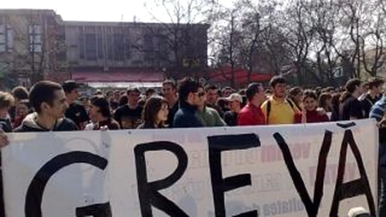 Parintii le cer profesorilor sa finalizeze macar examenele de bacalaureat!