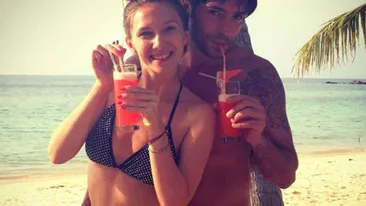 Adela Popescu a pozat TOPLESS! Cum arata vedeta la plaja, fara sutien