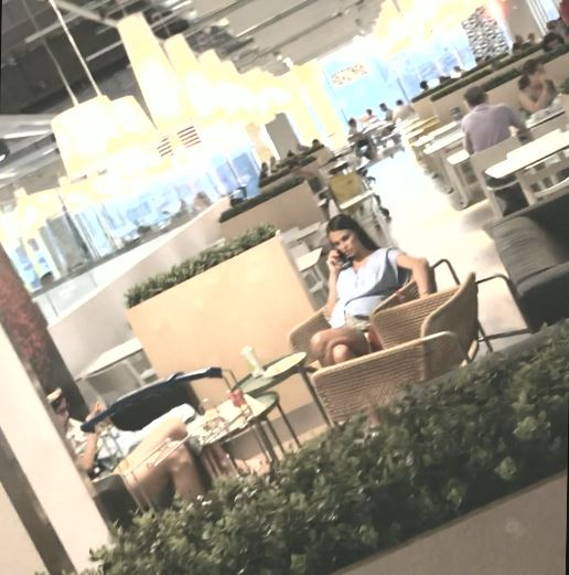 Anca Serea, cu doi dintre copiii ei la mall