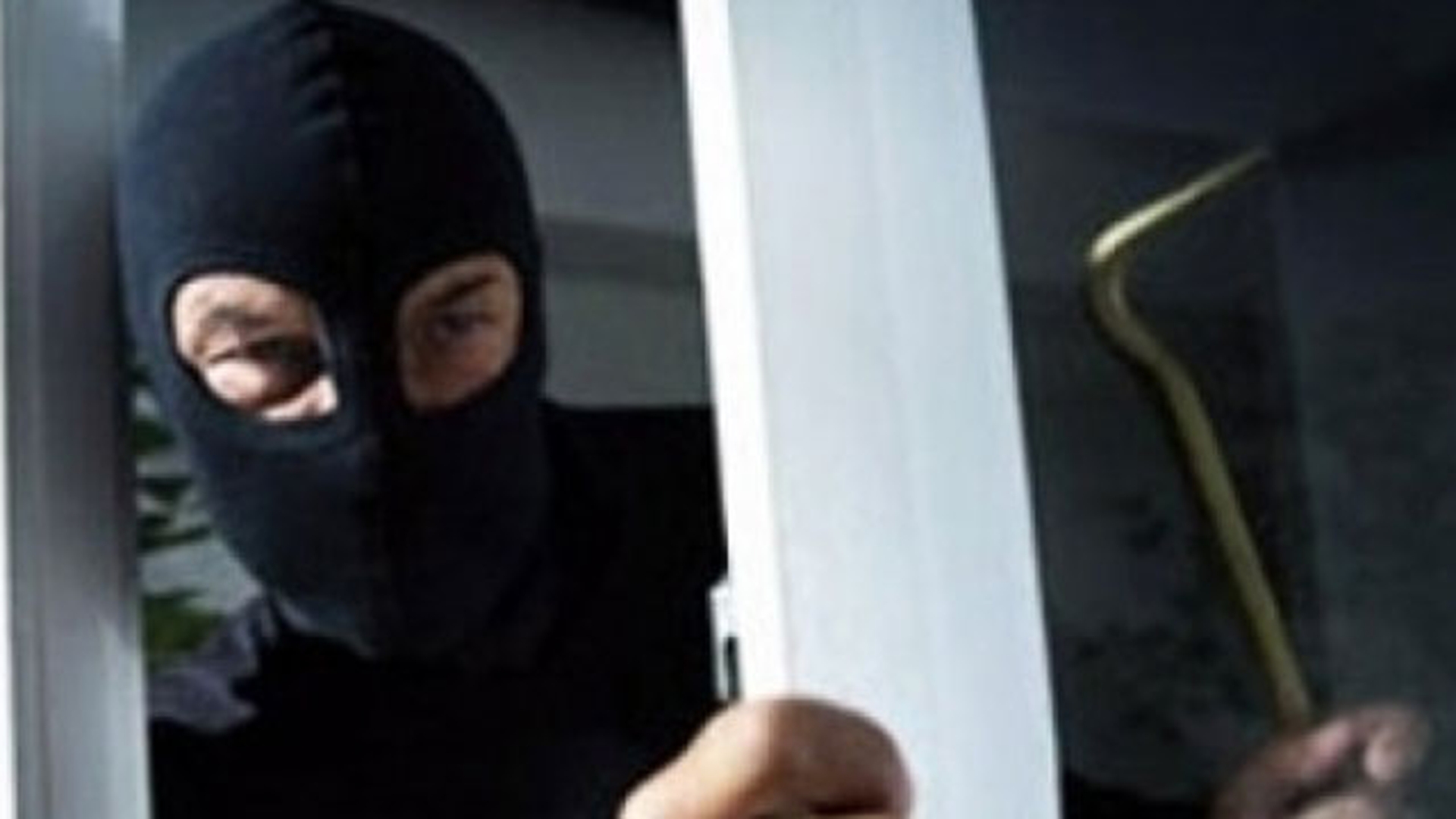 Ce a făcut un hot cu bebelusul familiei pe care o jefuia, după ce copilul a inceput să plângă. Imaginile au ajuns pe net