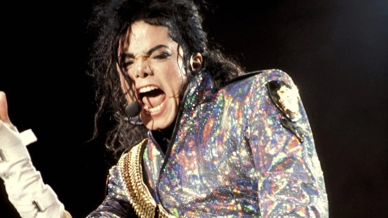 Jacheta purtată de Michael Jackson în turneul Bad, vândută cu aproape 300.000 de dolari