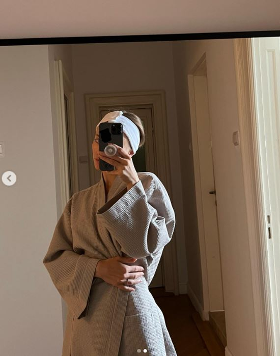 Oana Matache s-a fotografiat în oglindă
