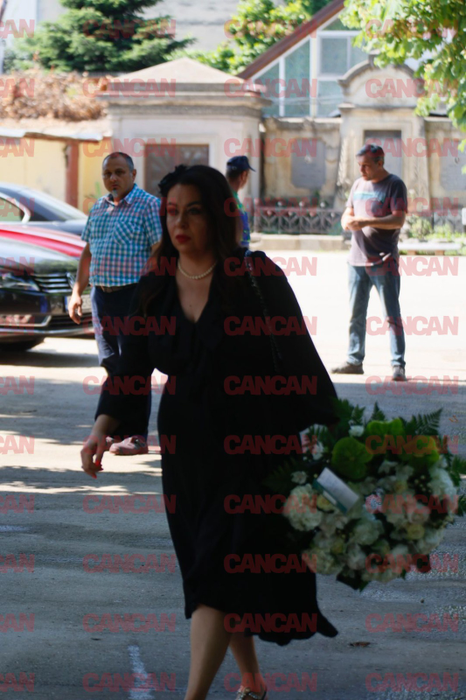 Cum a apărut Oana Roman la slujba în memoria lui Stephan Pelger. O mulțime de vedete, prezente la cimitir. FOTO EXCLUSIV