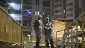 Un bărbat și-a închis soția în baie, de teamă că este infectată cu coronavirus! Femeia a sunat la poliție