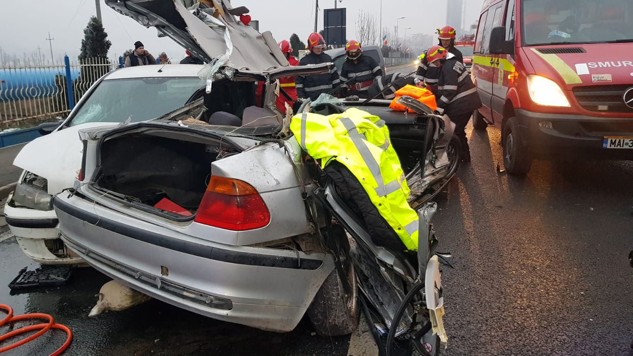 Grav accident în Cluj. Trei mașini implicate, un bărbat încarcerat a suferit mai multe traumatisme