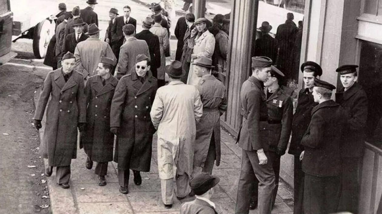 Teoria conspirației: Călătoria în timp există? Gadget-ul care apare în această poză făcută în Al Doilea Război Mondial