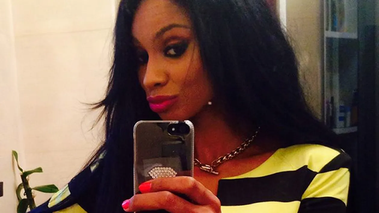 Gafa de proportii! Laurette s-a afisat in public cu o rochie transparenta! In lumina aparatelor foto s-a vazut tot