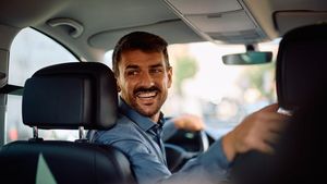 Cât câștigă un șofer de taxi în 2026. Cu câți bani rămâne lunar