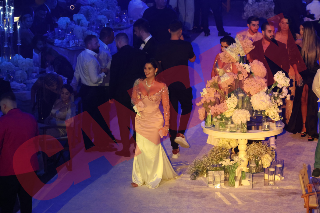 Mireasa a avut o superbă rochie, creația Cristinei Săvulescu (Foto: CANCAN.RO)