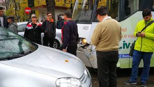 Accident în Capitală! Un tramvai a intrat în plin într-o maşină
