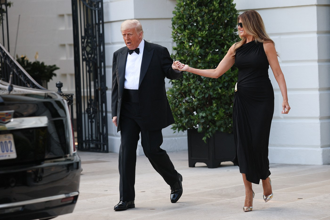 Președintele Donald Trump și prima doamnă Melania Trump pleacă de la Casa Albă pentru a participa la premiera spectacolului „Les Miserables”, la Kennedy Center, miercuri, 11 iunie 2025, în Washington. Foto: Profimedia