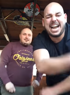 Ion și Pely, în timp ce interpretează "Izoleta 4". Recent, au fost contactați de "iUmor"