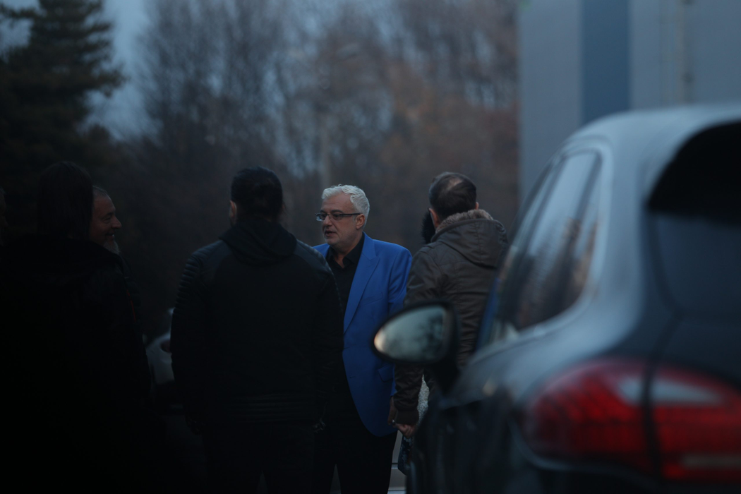 Cătălin Crișan, la o șuetă în pauza de filmare