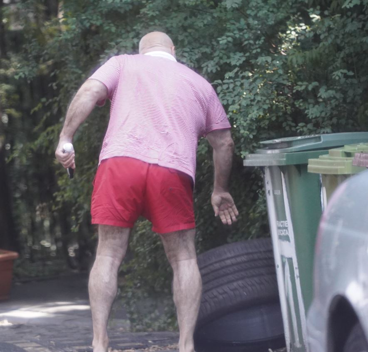 Fostul halterofil Marius Marinescu se "luptă" cu o anvelopă