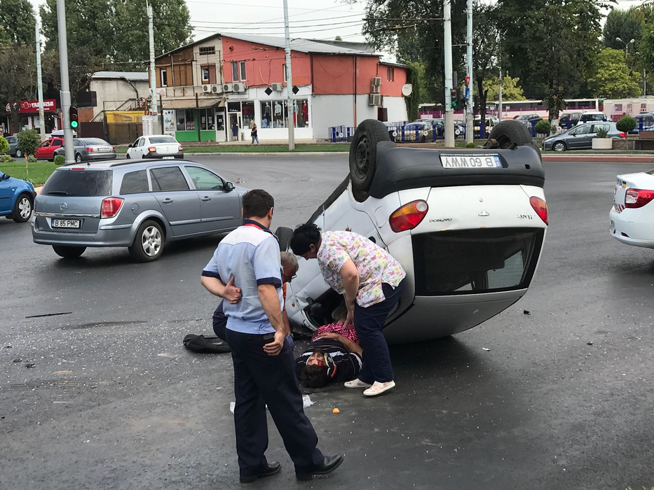 Accident grav în Berceni! O mașină a ajuns cu roțile în sus! Pompierii și ambulanța au intervenit rapid