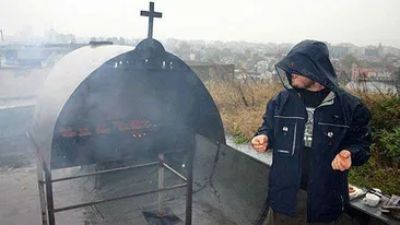 Grataragiul asta e mai tare decat Cocosatu'! A dat spargere in curtea bisericii pentru a isi procura gratar! Vezi cum i-au sfarait micii la vii si la morti