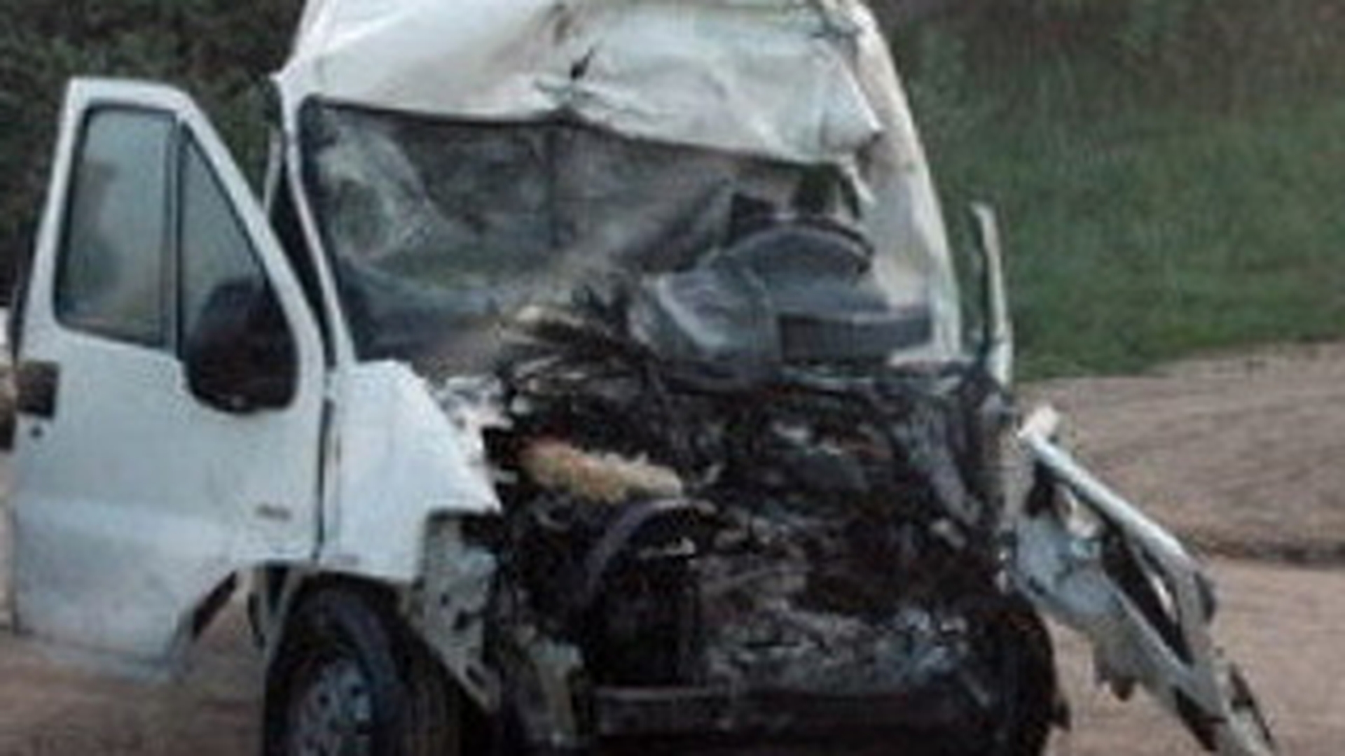 Noua copii si cinci adulti raniti intr-un grav accident rutier! Microbuzul care ii ducea la scoala s-a ciocnit cu o masina!