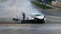 Imagini înfiorătoare de la un cumplit accident în Iași! O fată iese din mașina făcută acordeon și se întinde pe șosea, în timp ce șoferul abia se ține pe picioare VIDEO