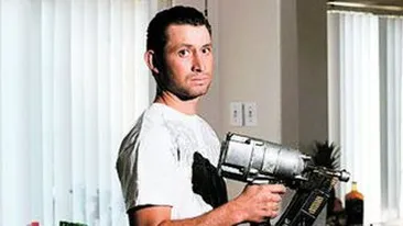 Si-a impuscat singur un cui in cap