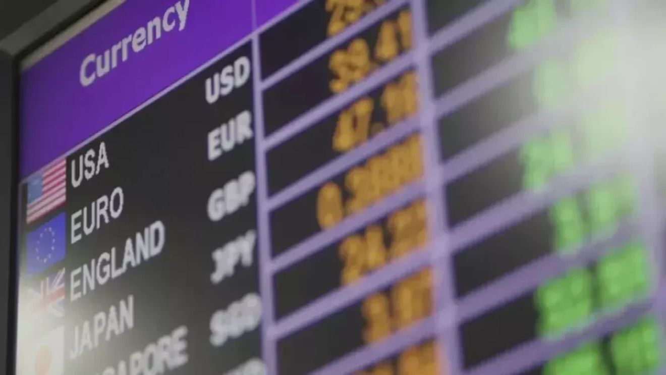 Curs valutar BNR joi, 15 decembrie 2022. Ce valoare au atins astăzi lira sterlină și dolarul american