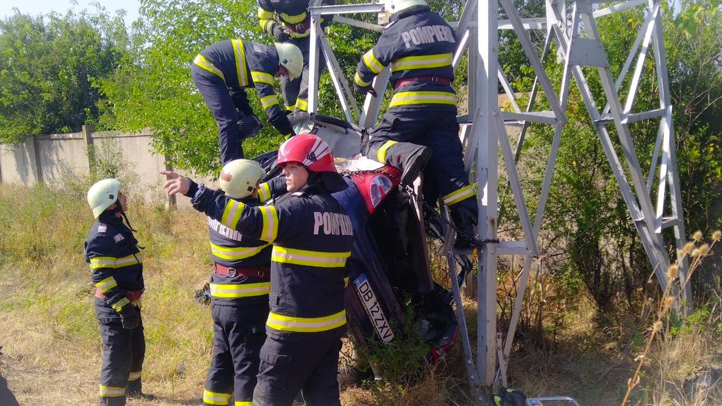 Accident cumplit în Dâmbovița. Un șofer s-a izbit cu mașina de un stâlp de electricitate și a rămas suspendat