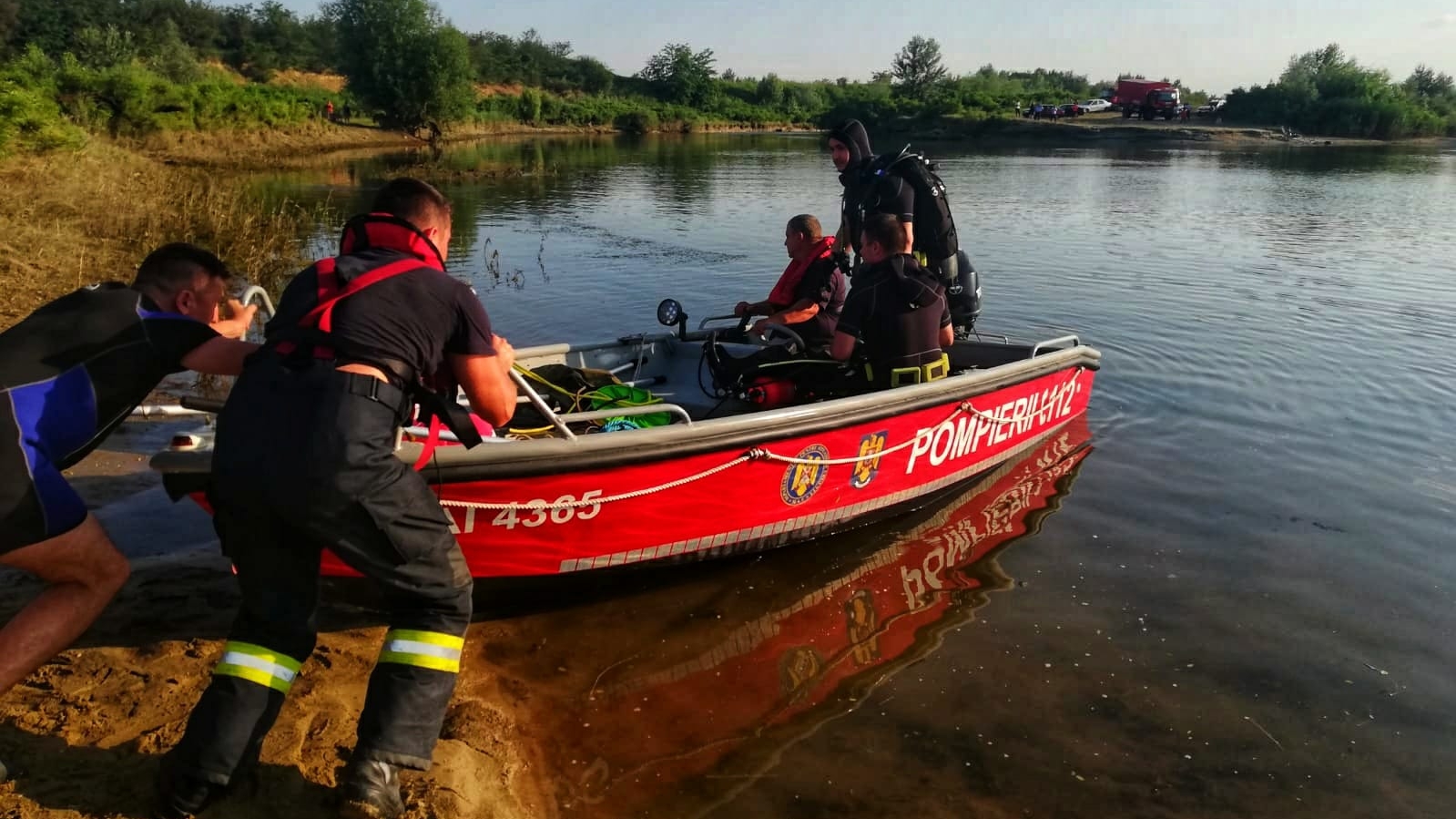 Misiune de salvare contracronometru în Giurgiu. Două adolescente care se scăldau în apele Argeșului au fost luate de curenți