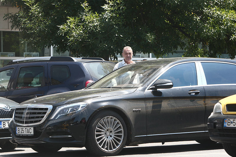 Gigi Becali este foarte mândru de Maybach-ul său