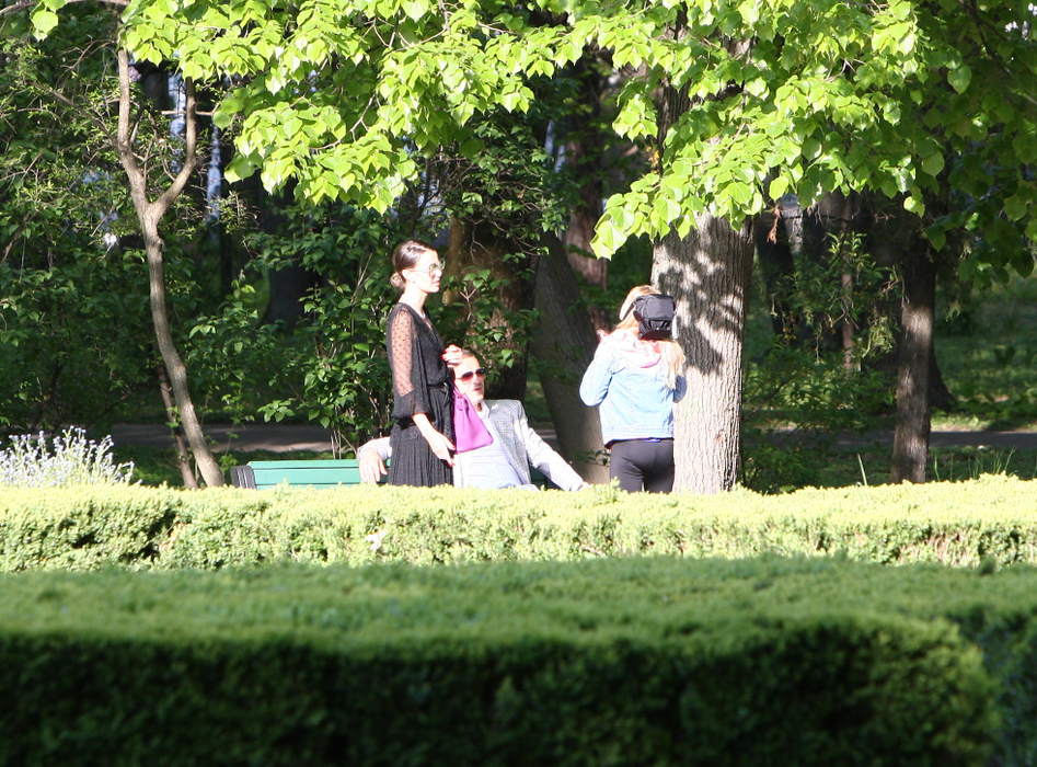 Vasi Geambazi cu sexoasa Alina și fiica lor în parc