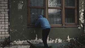 Poliția Română a lansat o campanie de prevenire a furtului. Mesajul care a creat indignare: „Ce e postat e filat. Ai grijă ce dai din casă!”