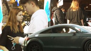 Cum țin COVID-ul la respect singurul vlogger chinez din România și sexy-iubita lui care “încinge” Instagramul