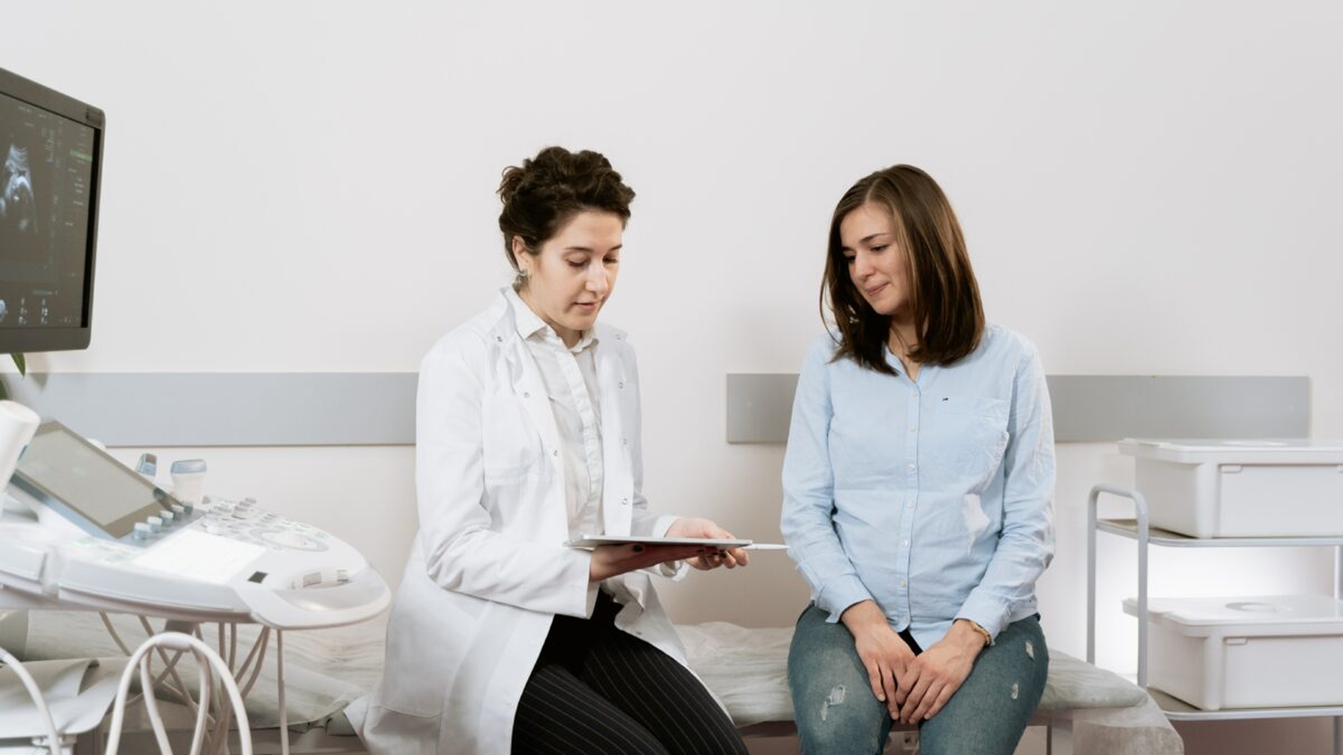 Te-ai întors în România, după ce ai muncit în străinătate? Ce trebuie să faci pentru a beneficia, din nou, de servicii medicale