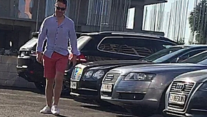 Clasic românesc. Unul dintre cei mai datori români s-a prezentat cu un Bentley de 150 mii € la mare
