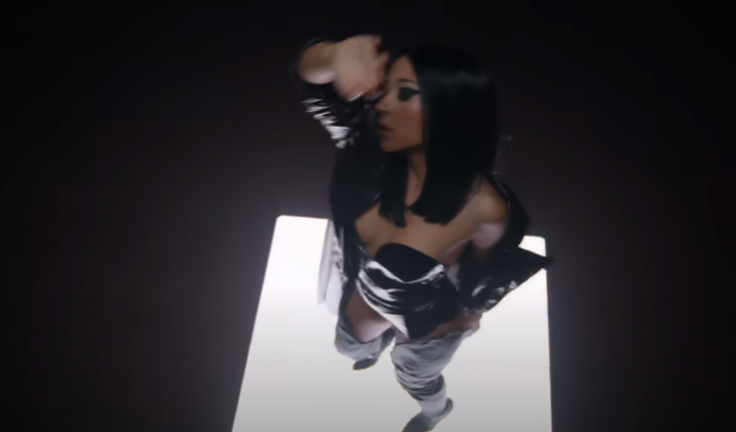 Primele imagini „deocheate” cu Nicole Cherry după ce și-a pus silicoane. Cântăreața și-a expus bustul generos în noul videoclip