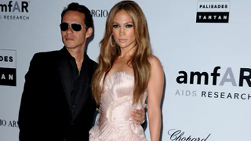 Jennifer Lopez si Marc Anthony retinuti doua ore pe un aeroport din Moscova din cauza unui pumnal!